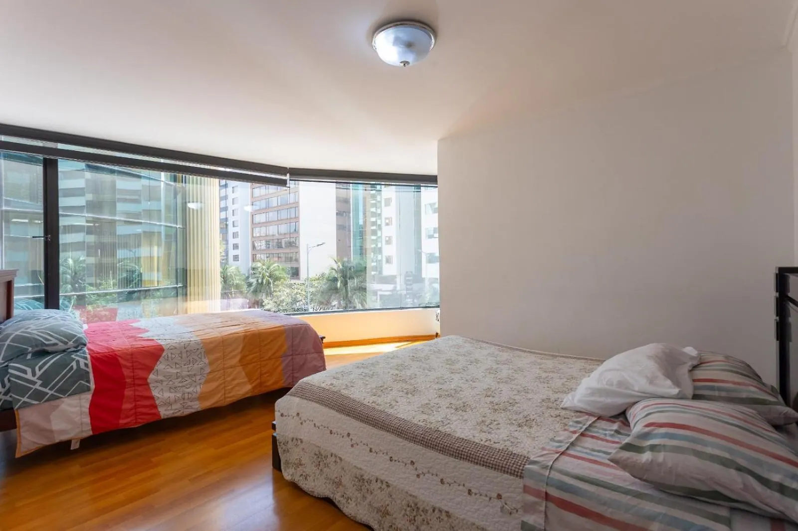 Departamento Familiar Con Vista, 4 Habitaciones, 10 Personas, 5 Camas, 3 Banos, 2 Parqueaderos, Agua Caliente, Wiffi, A 20 Metros Del Quicentro Shooping Y Estadio Olimpico 키토