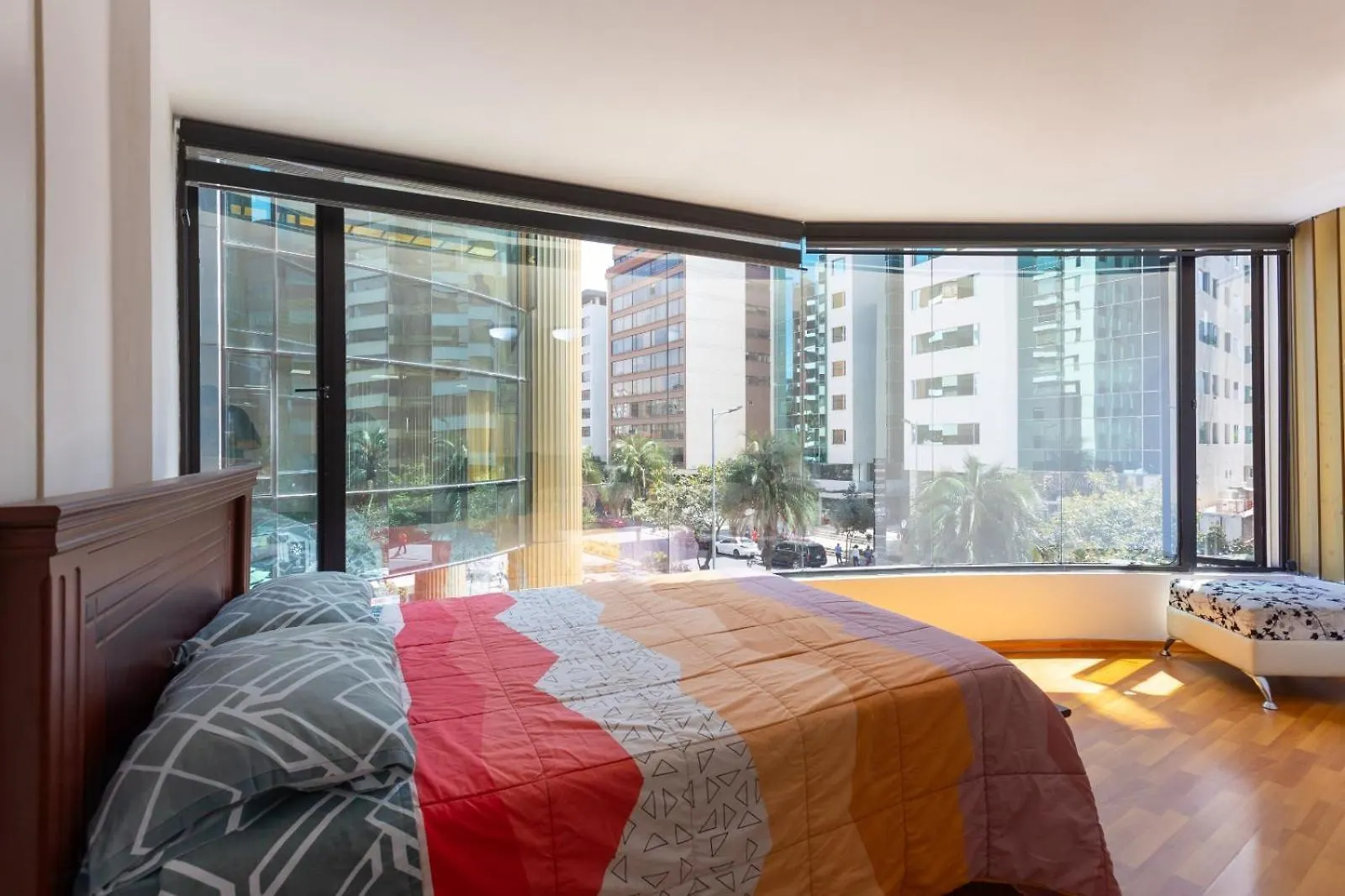 Departamento Familiar Con Vista, 4 Habitaciones, 10 Personas, 5 Camas, 3 Banos, 2 Parqueaderos, Agua Caliente, Wiffi, A 20 Metros Del Quicentro Shooping Y Estadio Olimpico 키토 0*,  에콰도르
