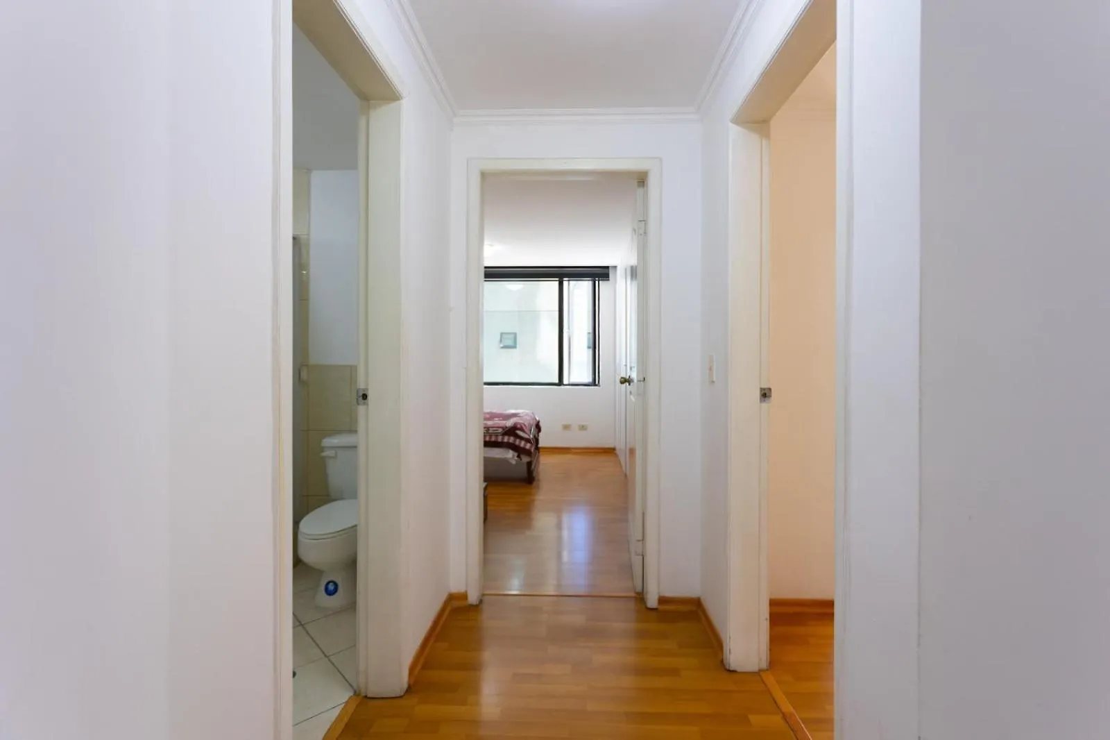 Departamento Familiar Con Vista, 4 Habitaciones, 10 Personas, 5 Camas, 3 Banos, 2 Parqueaderos, Agua Caliente, Wiffi, A 20 Metros Del Quicentro Shooping Y Estadio Olimpico 키토 0*,  에콰도르