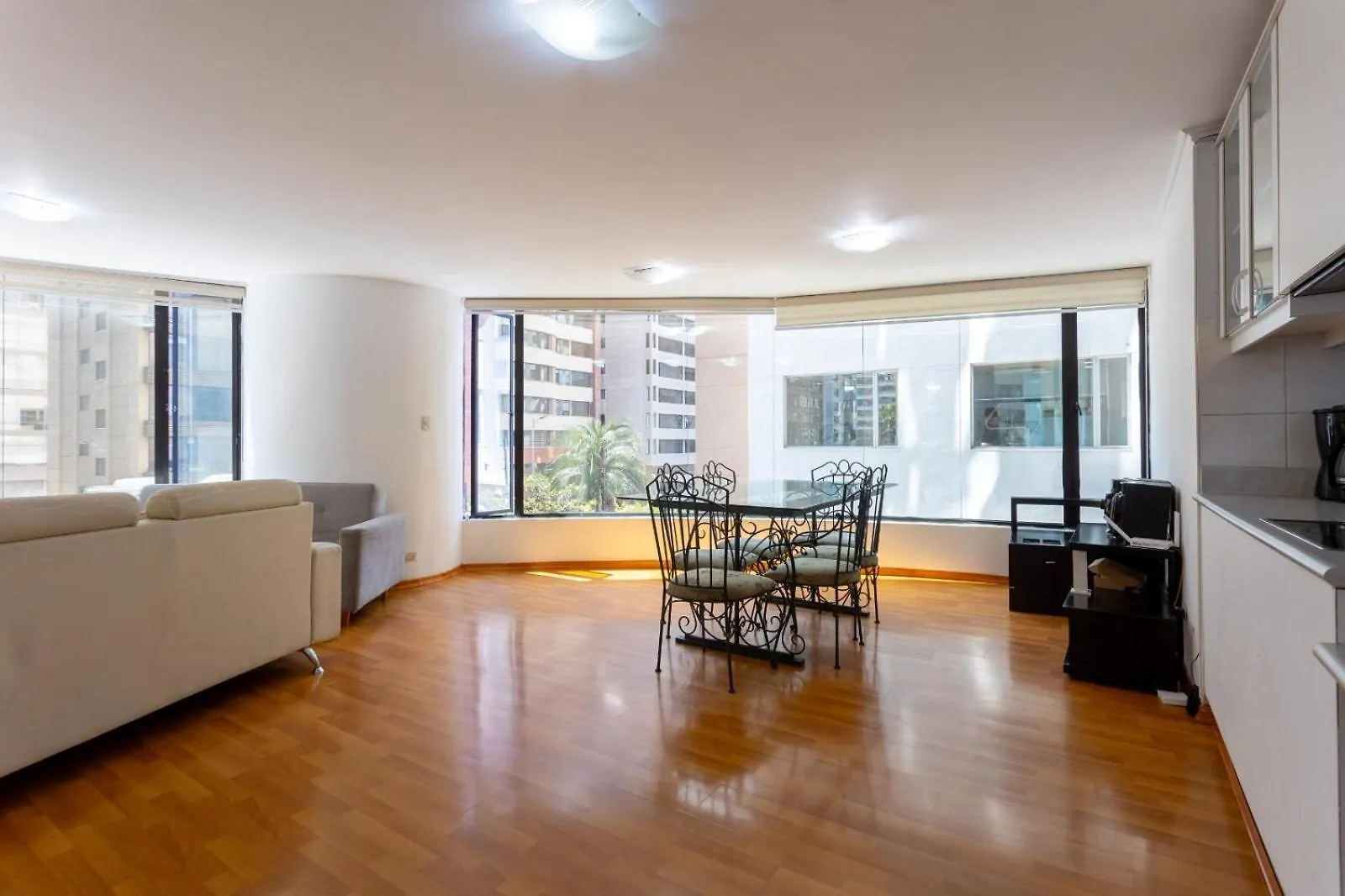 Departamento Familiar Con Vista, 4 Habitaciones, 10 Personas, 5 Camas, 3 Banos, 2 Parqueaderos, Agua Caliente, Wiffi, A 20 Metros Del Quicentro Shooping Y Estadio Olimpico 키토 0*,