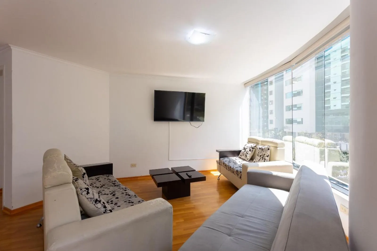 Departamento Familiar Con Vista, 4 Habitaciones, 10 Personas, 5 Camas, 3 Banos, 2 Parqueaderos, Agua Caliente, Wiffi, A 20 Metros Del Quicentro Shooping Y Estadio Olimpico 키토 아파트