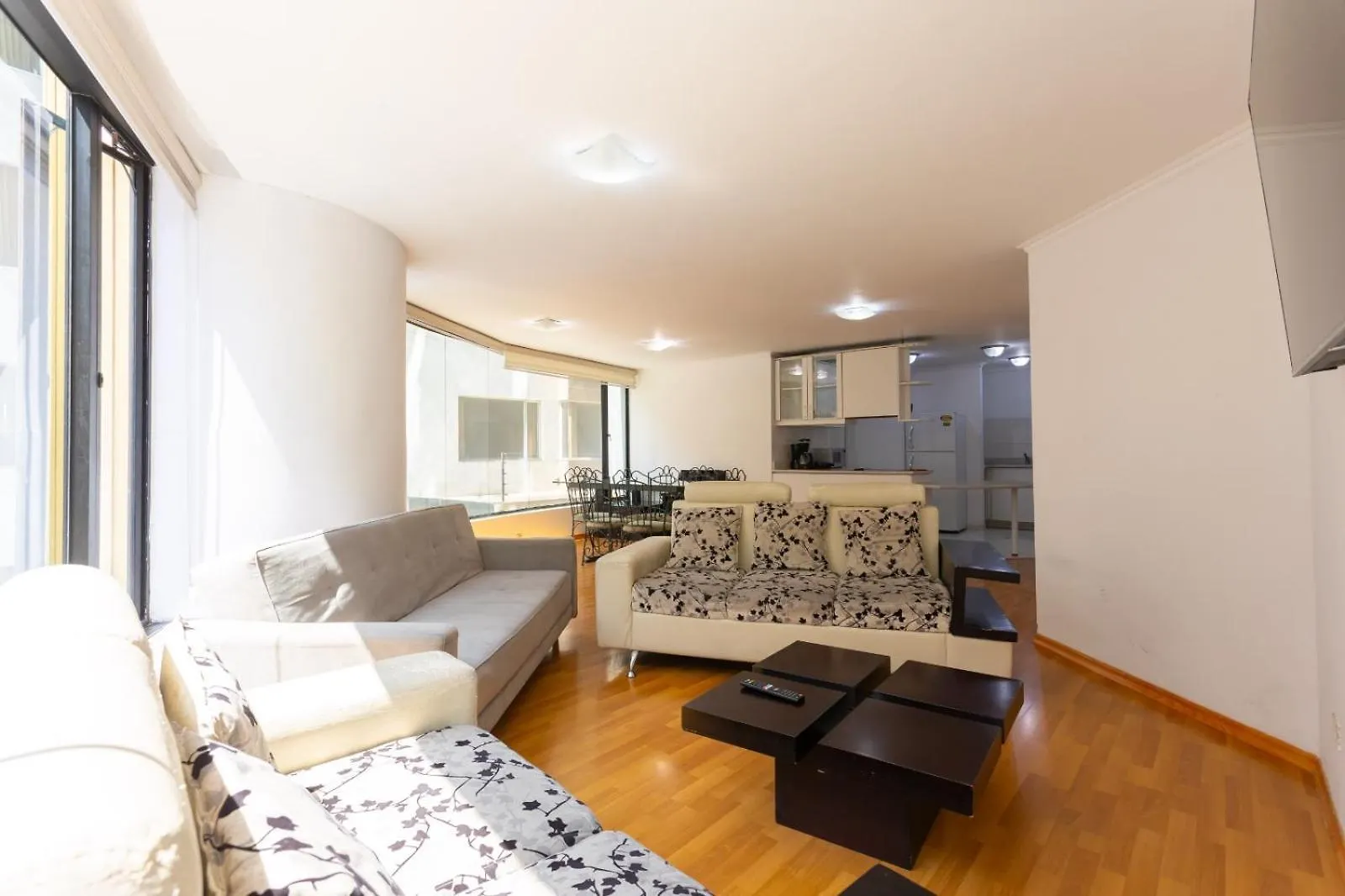 Departamento Familiar Con Vista, 4 Habitaciones, 10 Personas, 5 Camas, 3 Banos, 2 Parqueaderos, Agua Caliente, Wiffi, A 20 Metros Del Quicentro Shooping Y Estadio Olimpico 키토 0*,