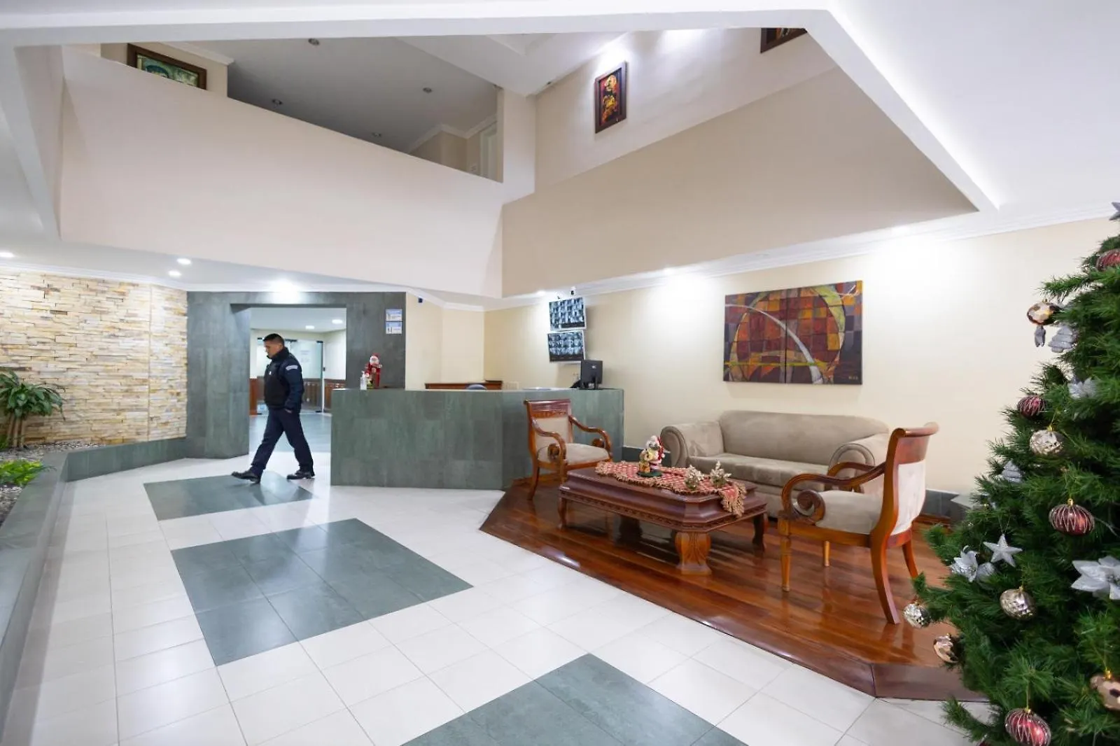 Departamento Familiar Con Vista, 4 Habitaciones, 10 Personas, 5 Camas, 3 Banos, 2 Parqueaderos, Agua Caliente, Wiffi, A 20 Metros Del Quicentro Shooping Y Estadio Olimpico 키토 에콰도르