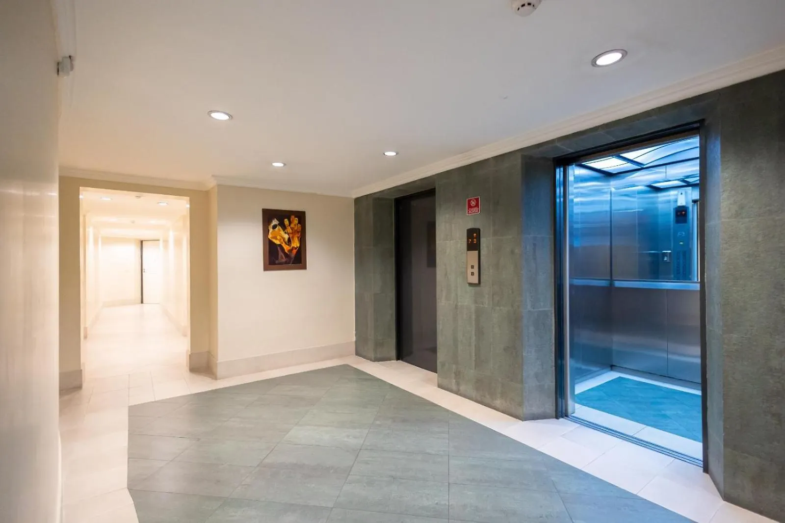 Departamento Familiar Con Vista, 4 Habitaciones, 10 Personas, 5 Camas, 3 Banos, 2 Parqueaderos, Agua Caliente, Wiffi, A 20 Metros Del Quicentro Shooping Y Estadio Olimpico 키토 0*,  에콰도르