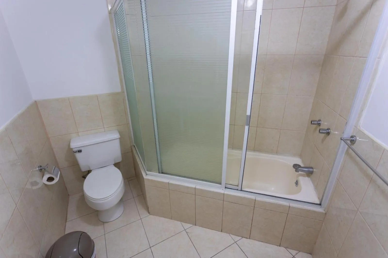 아파트 Departamento Familiar Con Vista, 4 Habitaciones, 10 Personas, 5 Camas, 3 Banos, 2 Parqueaderos, Agua Caliente, Wiffi, A 20 Metros Del Quicentro Shooping Y Estadio Olimpico 키토 에콰도르