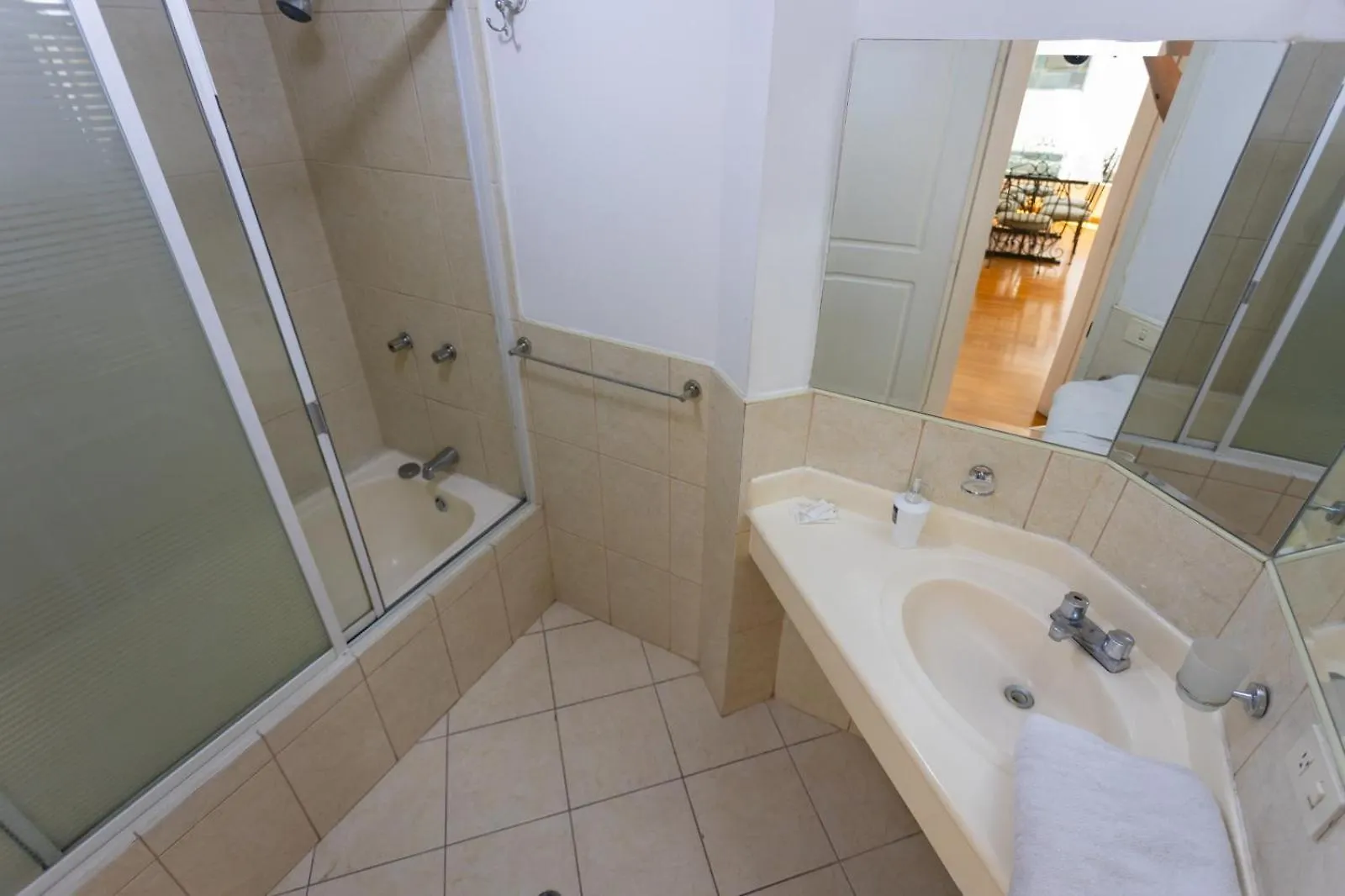 Departamento Familiar Con Vista, 4 Habitaciones, 10 Personas, 5 Camas, 3 Banos, 2 Parqueaderos, Agua Caliente, Wiffi, A 20 Metros Del Quicentro Shooping Y Estadio Olimpico 키토 아파트