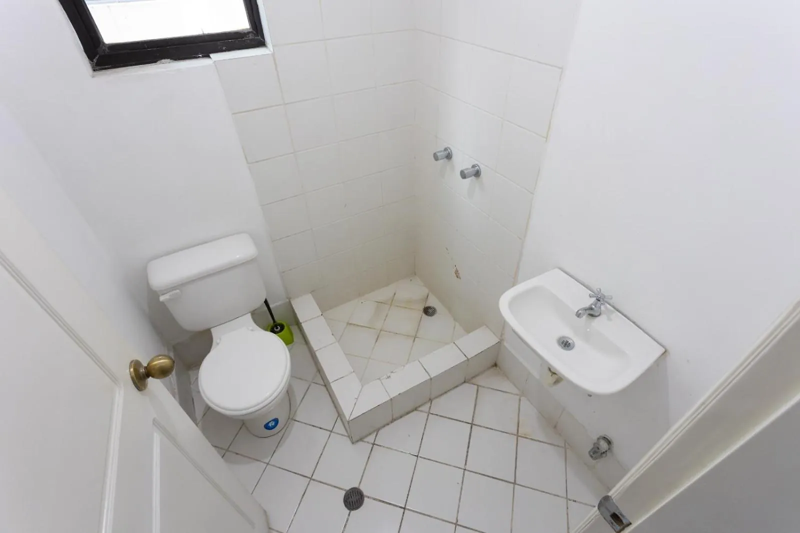 Departamento Familiar Con Vista, 4 Habitaciones, 10 Personas, 5 Camas, 3 Banos, 2 Parqueaderos, Agua Caliente, Wiffi, A 20 Metros Del Quicentro Shooping Y Estadio Olimpico 키토