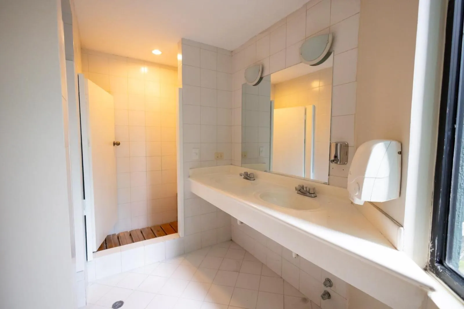 Departamento Familiar Con Vista, 4 Habitaciones, 10 Personas, 5 Camas, 3 Banos, 2 Parqueaderos, Agua Caliente, Wiffi, A 20 Metros Del Quicentro Shooping Y Estadio Olimpico 키토 에콰도르